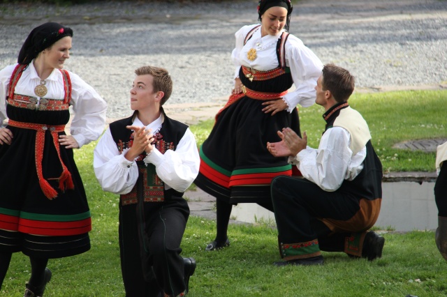 Dancers in their "bunader"
